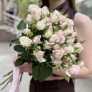 9 нежных кустовых пионовидных роз Энджел Бомбастик 60 см